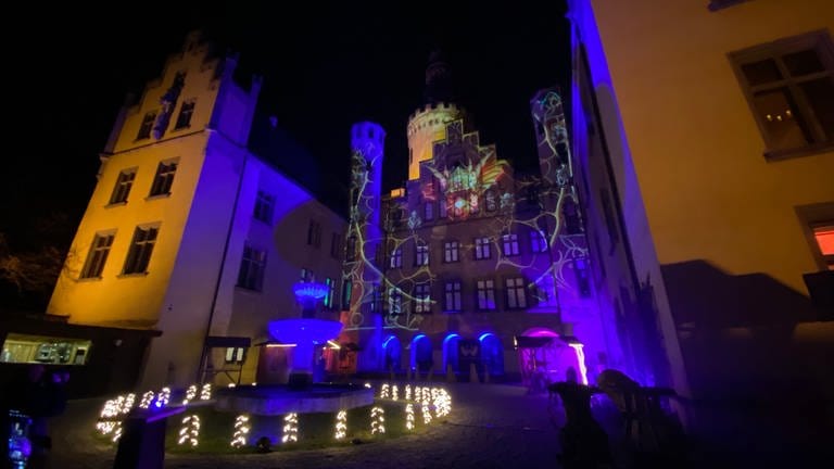 Videomapping an der Fassade von Schloss Arenfels beim Schlossleuchten 2023 (Foto: SWR)