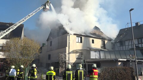 Brand mehrerer Wohnhäuser in Lütz (Kreis Cochem-Zell) (Foto: SWR)