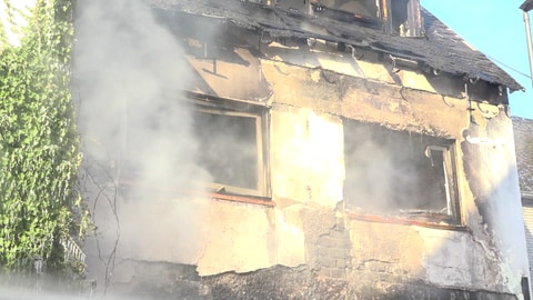 In Lütz im Kreis Cochem-Zell haben fünf Wohnhäuser im Ortskern gebrannt. (Foto: SWR)
