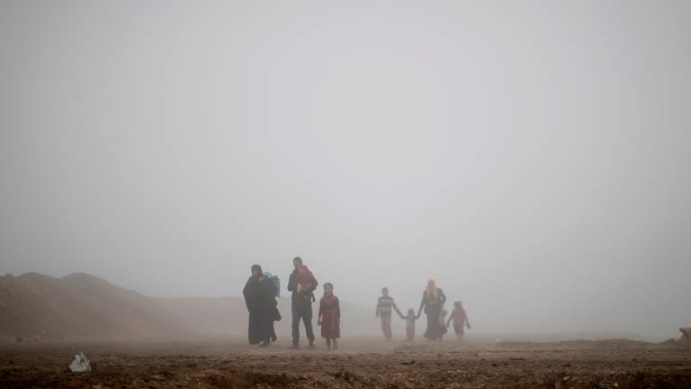 Menschen fliehen 2017 or dem IS aus Mossul (Foto: picture-alliance / Reportdienste, Felipe Dana/AP/dpa)
