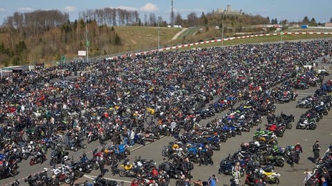 Anlassen am Nürburgring mit Motorrad-Gottesdienst und Korso über die Nordschleife. (Foto: dpa Bildfunk, Picture Alliance)