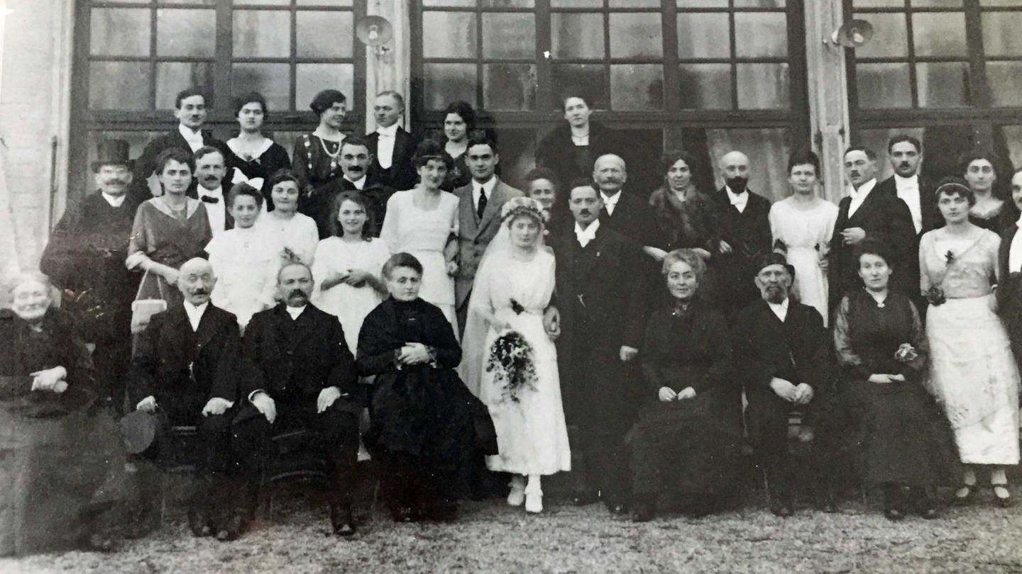 Eine Hochzeitsgesellschaft auf einem alten Schwarz-Weiß-Foto zeigt die Hochzeit von Simon Wolff und Karolina (Lina) Feiner (Foto: privat/Alyse Lichtenstein)