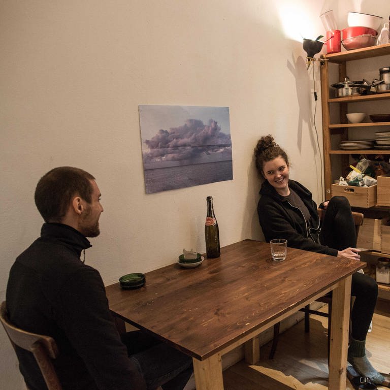 Eine Studentin sitzt mit einem Freund in einer WG-Küche. (Foto: picture-alliance / Reportdienste, Picture Alliance)