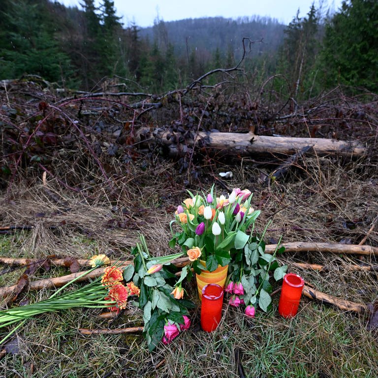 Blumen und Kerzen wurden am Fundort des ermordeten Mädchens Luise aus Freudenberg niedergelegt.