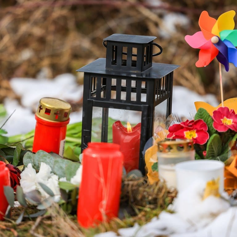 Kerzen und Blumen liegen in einem Wald im südlichen Nordrhein-Westfalen, wo das getötete zwölfjährige Mädchen Luise aufgefunden wurde (Foto: dpa Bildfunk, Picture Alliance)