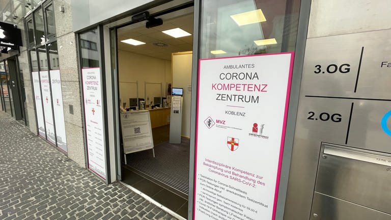 Eingangstüre des Corona Kompetenz Zentrums in Koblenz