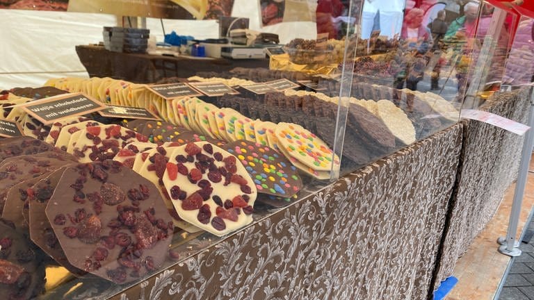 Schokoladentafeln in der Auslage bei der Chocolart 2023 in Neuwied (Foto: SWR)