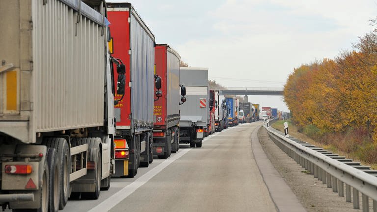 Autos und Laster stauen sich auf der A61 (Foto: picture-alliance / Reportdienste, Picture Alliance)