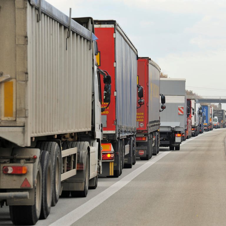 Autos und Laster stauen sich auf der A61