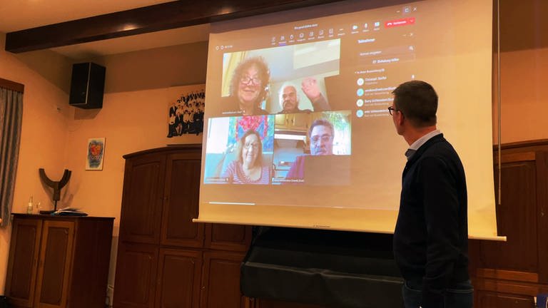 Nachfahren einer jüdischen Familie nehmen 2023 per Videokonferenz an der Vorstellung der neuen Ortschronik in Lehmen an der Mosel teil. (Foto: SWR)