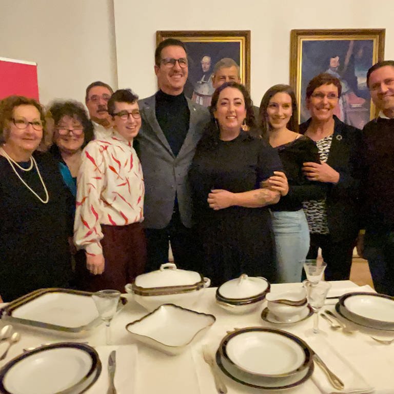 Ein seit 1942 aufbewahrtes jüdisches Geschirr steht 2021 bei der Übergabe an die Nachfahren auf einem Tisch in Kobern-Gondorf. (Foto: SWR)