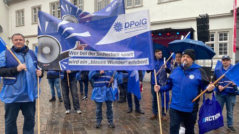 Auch die Deutsche Polizeigewerkschaft hatte zum Streik aufgerufen. Mehrere Beschäftigte der Polizei waren beim Warnstreik in Koblenz vertreten. (Foto: SWR)