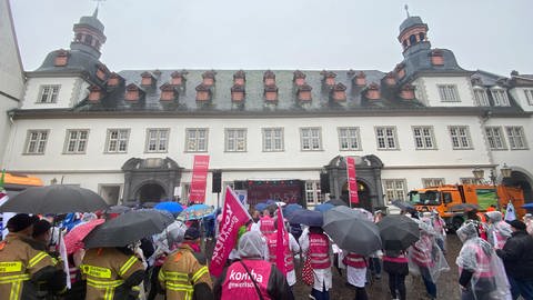 Nach einem Aufruf der Gewerkschaft „komba“ nahmen rund 700 Menschen an einer Warnstreikaktion auf dem Jesuitenplatz in Koblenz teil.  (Foto: SWR)