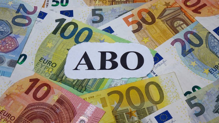 Viele Geldscheine und das Wort "Abo"  (Foto: IMAGO, IMAGO / Steinach)