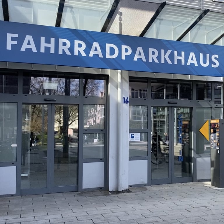 Das neue Fahrradparkhaus in der Nähe des Koblenzer Hauptbahnhofs von aussen.