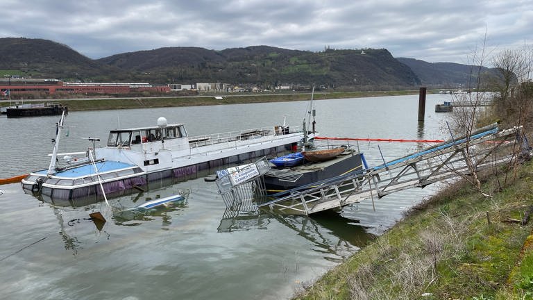 Aus einem gesunkenen Fahrgastschiff bei Brohl Lützing ist Öl ausgetreten. (Foto: SWR)