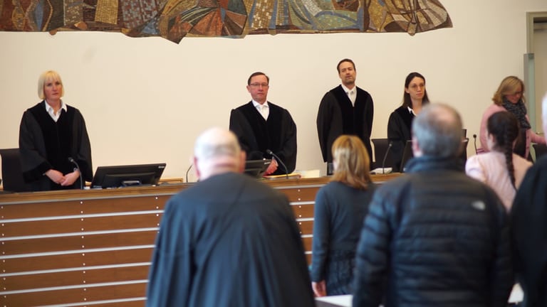 Vorsitzender Richter Thomas Metzger (2.v.l.) kurz vor der Urteilsverkündung beim Prozess um Anlagebetrug in Millionenhöhe. (Foto: SWR)