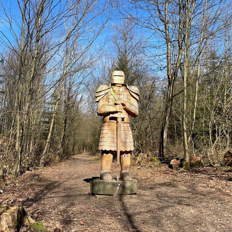 Ritter-Figur auf dem Auenlandweg im Westerwald