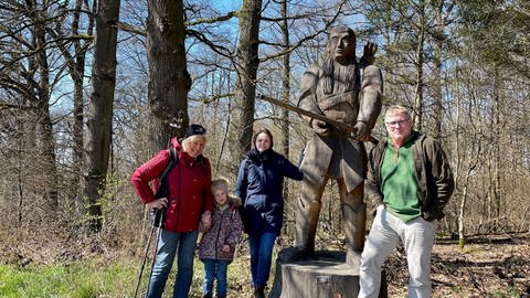 Gabi Pohontsch mit Enkelin Anouk und zwei der Initiatoren des Auenlandweges: Jennifer Siebert und Matthias Weber. (Foto: SWR)
