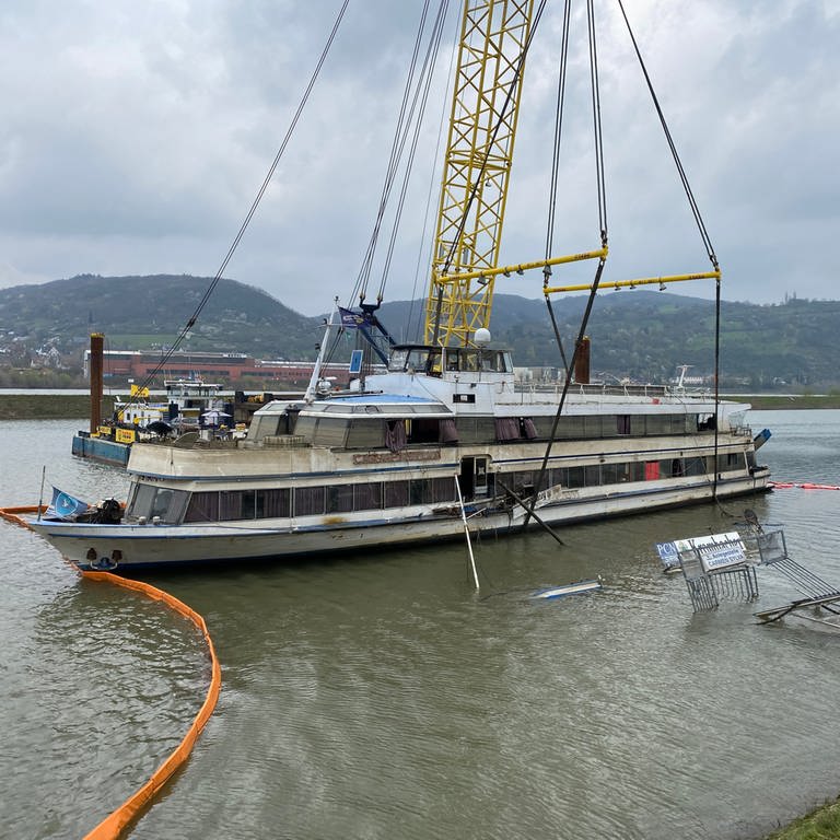 Das Fahrgastschiff "Carmen Sylva ist von einem Spezialkran über die Wasseroberfläche gehoben worden.  (Foto: SWR)