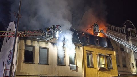 In Koblenz-Pfaffendorf ist am Samstagabend ein Brand in einem Wohnhaus ausgebrochen. Für die Feuerwehr war der Einsatz schwierig. Der Brand griff auf ein weiteres Haus über, aber die Löscharbeiten konnten nur von außen erfolgen, da Einsturzgefahr bestand. Zwei Menschen wurden verletzt. (Foto: dpa Bildfunk, picture alliance/dpa | Thomas Frey)