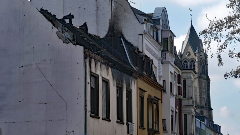 Blick von der Straße auf zwei Wohnhäuser in Koblenz-Pfaffendorf, in denen es an Ostern gebrannt hat.