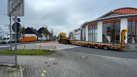 Kreisverkehr in Windhagen: Hier müssen sich Radfahrer, Lastwagen und Autos die Fahrbahn über die Autobahn teilen. (Foto: SWR)