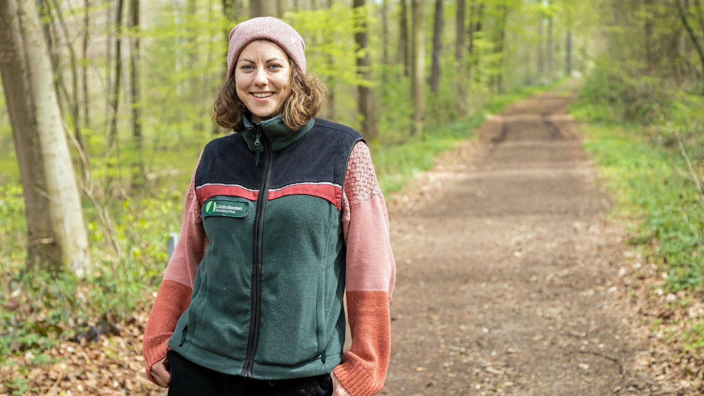 Umweltpädagogin Alena Schmidt arbeitet für Landesforsten RLP und klärt Kinder und Jugendlichen über Gefahren im Wald auf. (Foto: SWR)