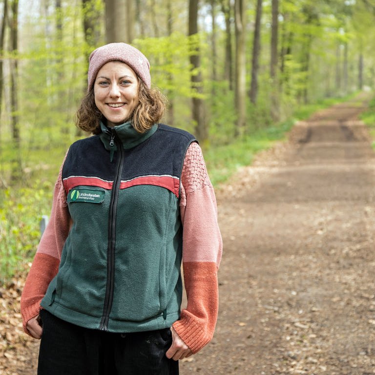Umweltpädagogin Alena Schmidt arbeitet für Landesforsten RLP und klärt Kinder und Jugendlichen über Gefahren im Wald auf. 