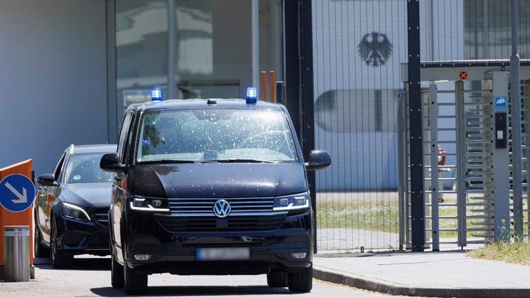 Zivilfahrzeuge mit Blaulicht verlassen das Gelände des Bundesgerichtshofs. Die Bundesanwaltschaft hat bei einer Razzia in mehreren Bundesländern sieben mutmaßliche Unterstützer der Terrormiliz Islamischer Staat (IS) festnehmen lassen.