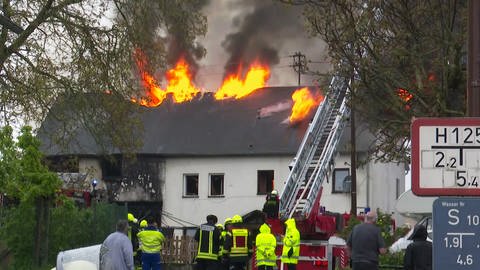 Feuer in Sosberg (Kreis Cochem-Zell): Flammen greifen auf ein Wohnaus über (Foto: SWR, Nonstop News)