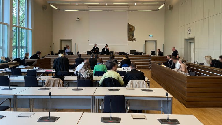 Die Angeklagten im Prozess um eine Geldautomatensprengung in Kroppach sitzen zur Urteilsverkündung im Landgericht Koblenz (Foto: SWR)
