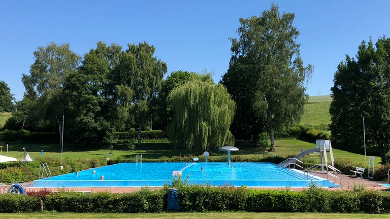Das Freibad Singhofen ist eines der Schwimmbäder, die in der Umgebung Koblenz geöffnet haben. (Foto: SWR)