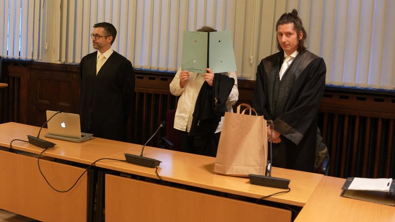 Die Angeklagte mutmaßliche IS-Rückkehrerin vor der Anklagebank im Oberlandesgericht in Koblenz - die Bundesanwaltschaft fordert 10 Jahre Haft. (Foto: dpa Bildfunk, Picture Alliance)