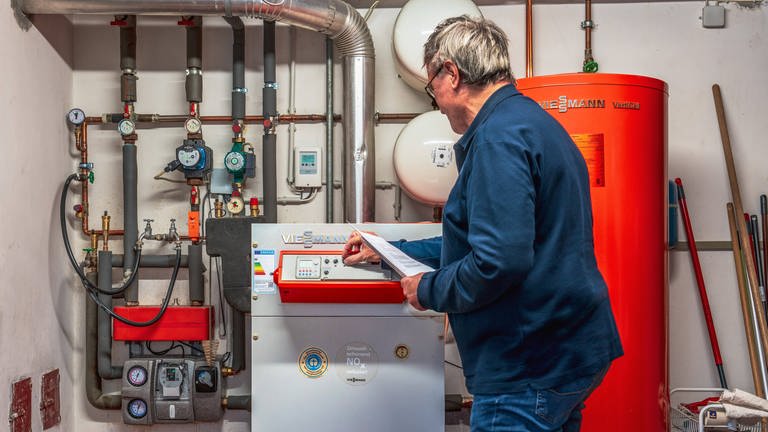 Ein Mann kontrolliert seine Gasheizung - unter den Kunden herrscht Verunsicherung wegen des geplanten Heizungsgesetzes. (Foto: IMAGO, IMAGO / Wolfgang Maria Weber)