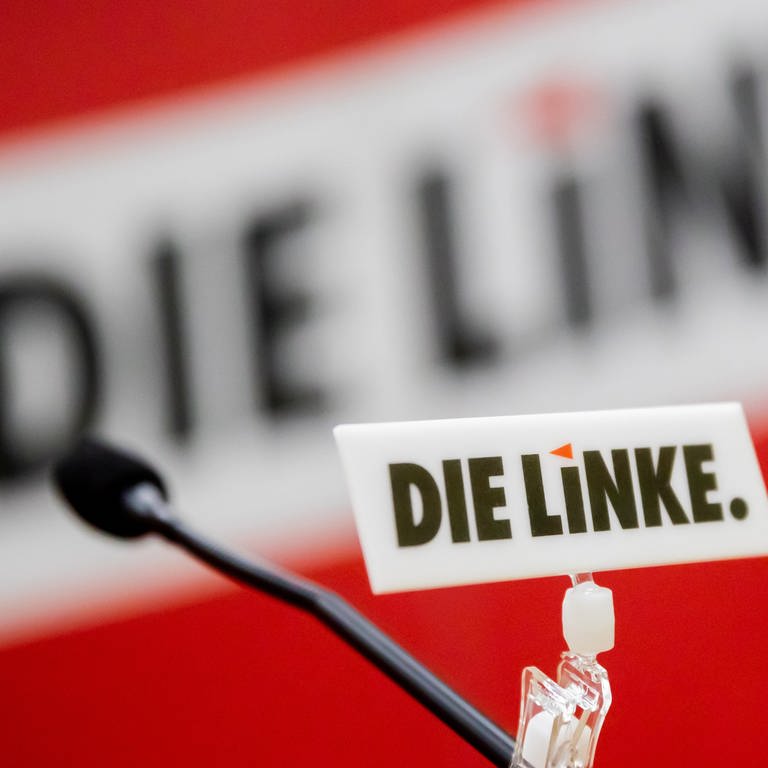 Schriftzug der Partei "Die Linke", im Vordergrund ein Mikrofon (Foto: picture-alliance / Reportdienste, Picture Alliance)