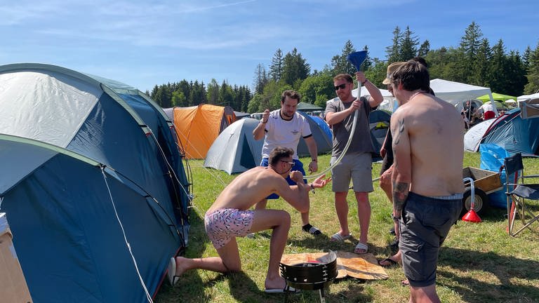 In der Eifel geht das Musikfestival Rock am Ring los. Vor den ersten Konzerten geht es mit Zelten, Bier und Grillen auf den Campgrounds los. (Foto: SWR)