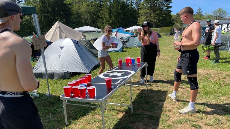 In der Eifel geht das Musikfestival Rock am Ring los. Vor den ersten Konzerten geht es mit Zelten, Bier und Grillen auf den Campgrounds los. (Foto: SWR)