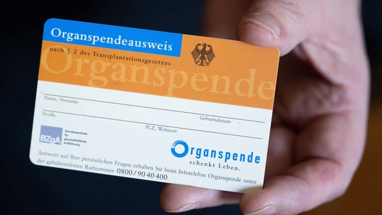 Hand hält Organspendeausweis (Foto: dpa Bildfunk, picture alliance/dpa | Hendrik Schmidt)