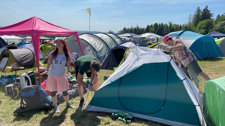 Bei Rock am Ring sind auf den Campgrounds die besten Plätze schnell weg. Wenn das Zelt steht ist am Tag vor den Konzerten erstmal Einstimmen angesagt (Foto: SWR)