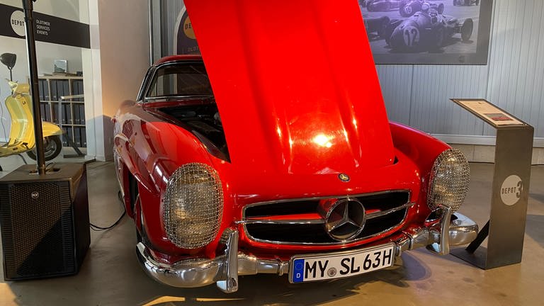 Mercedes-Oldtimer in einer Ausstellungshalle - ein Händler aus Mülheim-Kärlich hat einen Betrug aufgedeckt. (Foto: SWR)
