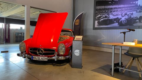 Ein roter Oldtimer Mercedes in einer Halle in Mülheim-Kärlich - der Händler hat offenbar einen Millionen-Betrug aufgedeckt.  (Foto: SWR)