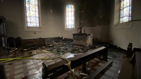 Ein Feuer in der katholischen Pfarrkirche Kreuzerhöhung in Wissen hat in der Nacht zum Freitag historische Werte wie den Hochaltar zerstört.