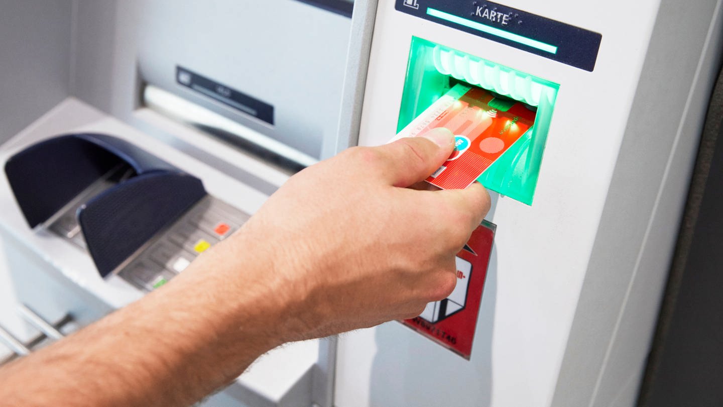 Eine Hand schiebt eine Karte in einen Geldautomaten: Die Sparkasse Koblenz nimmt nachts wieder fünf Geldautomaten in Betrieb (Foto: Sparkasse Koblenz/DSV)