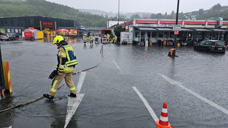 Blick auf einen Supermarkt-Parkplatz in Mudersbach im Kreis Altenkirchen, der nach dem Starkregen unter Wasser stand.