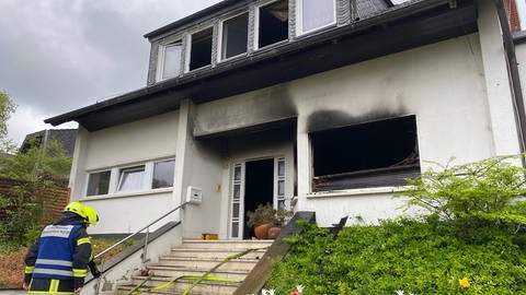 Die Feuerwehr entdeckte die Leiche eines Mannes in dem Wohnhaus in Bad Neuenahr-Ahrweiler. (Foto: SWR)