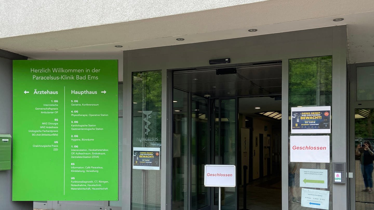 Am Eingang zur Paracelsus-Klinik in Bad Ems hängt ein Schild mit der roten Aufschrift 