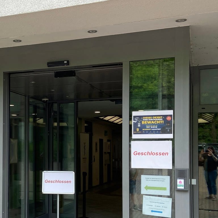Am Eingang zur Paracelsus-Klinik in Bad Ems hängt ein Schild mit der roten Aufschrift "geschlossen" 
