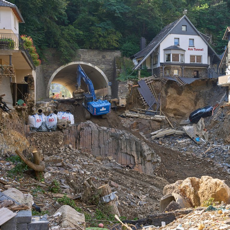 Etwa zwei Monate nach der Flut laufen in Altenahr die Aufräumarbeiten am Tunnel. Die Straße wurde durch die Flut stark beschädigt.