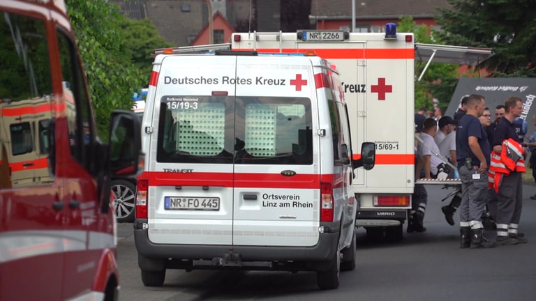 Einsatzkräfte vor Ort in Bad Hönningen nach der Messerattacke, bei der eine Frau starb.